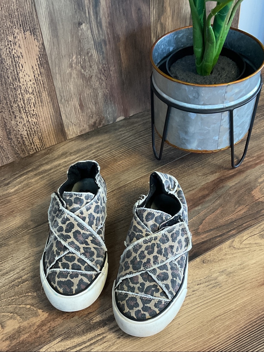 Gypsy Jazz Distressed Leopard Print Slip-On Sneakers 8    F343